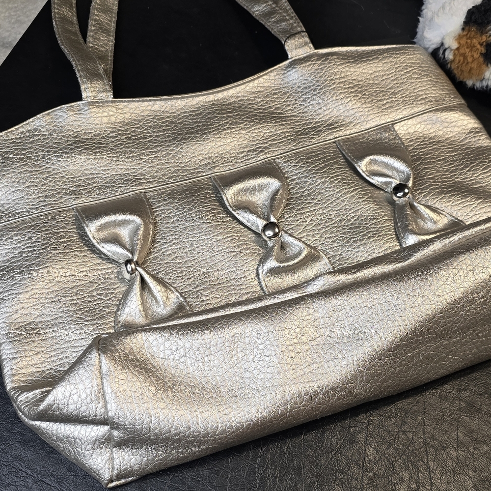 Silver Tote with Pinched Columns = Cute! - Picture 3 of 10